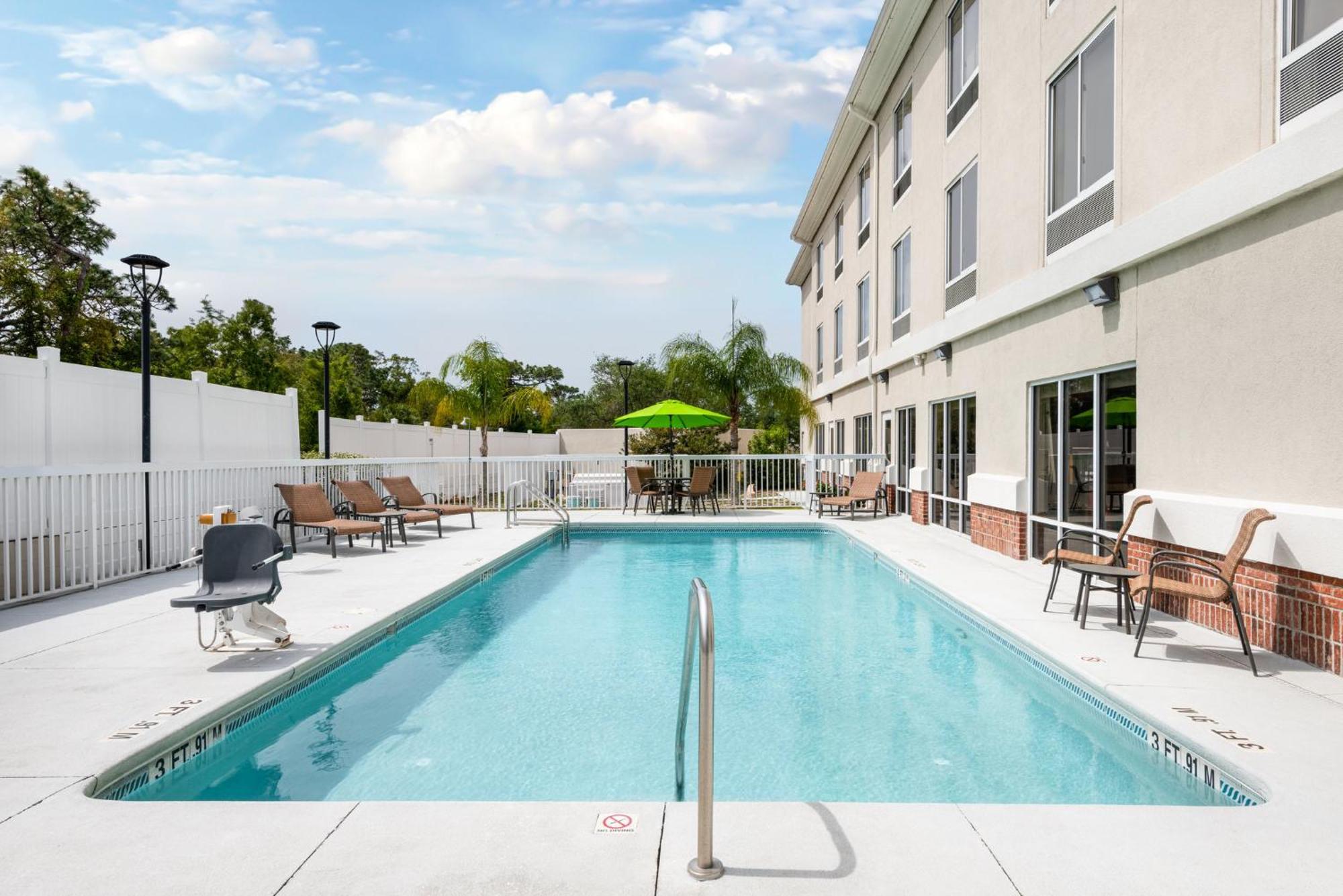 Holiday Inn Express - Spring Hill By Ihg Exterior foto
