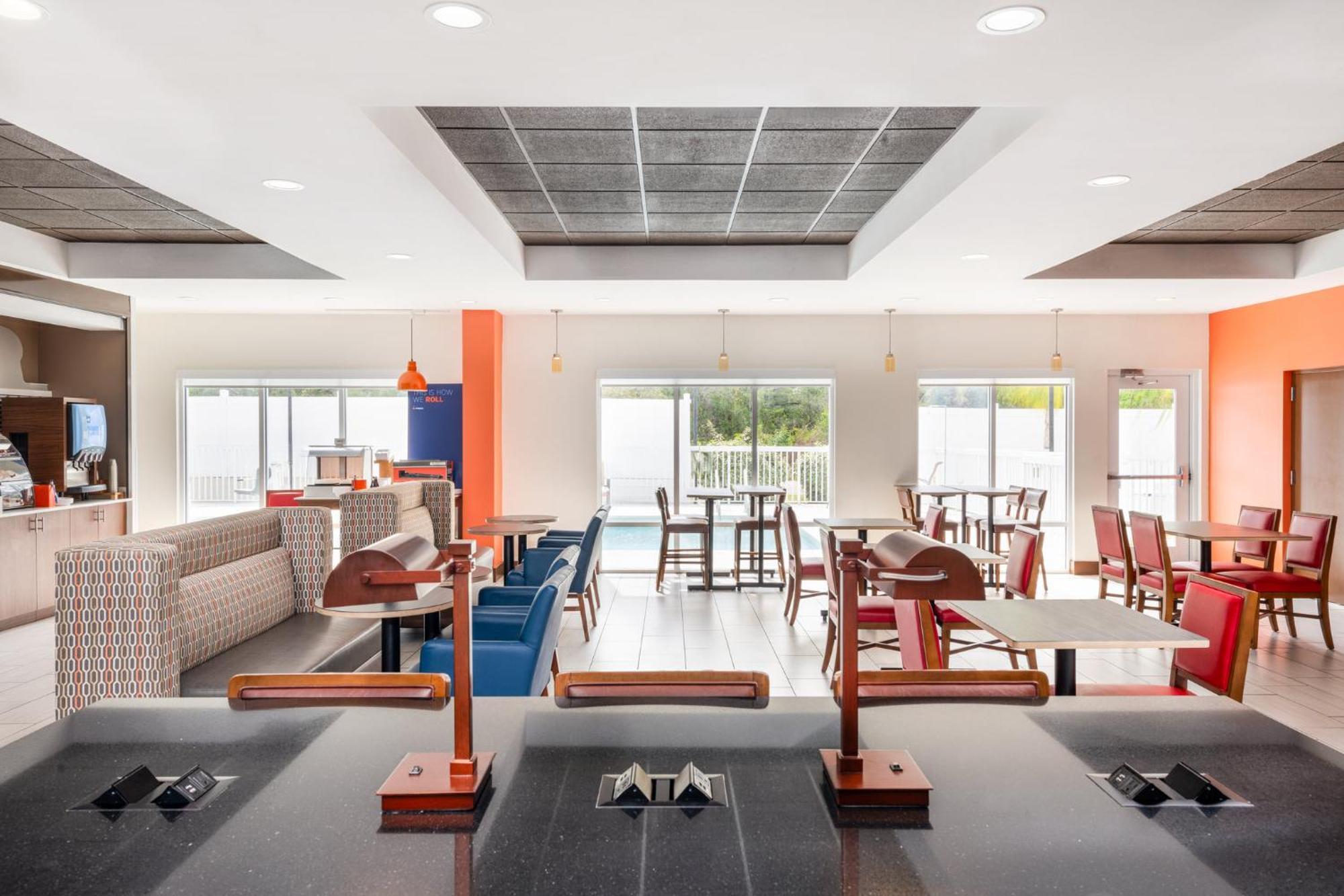 Holiday Inn Express - Spring Hill By Ihg Exterior foto