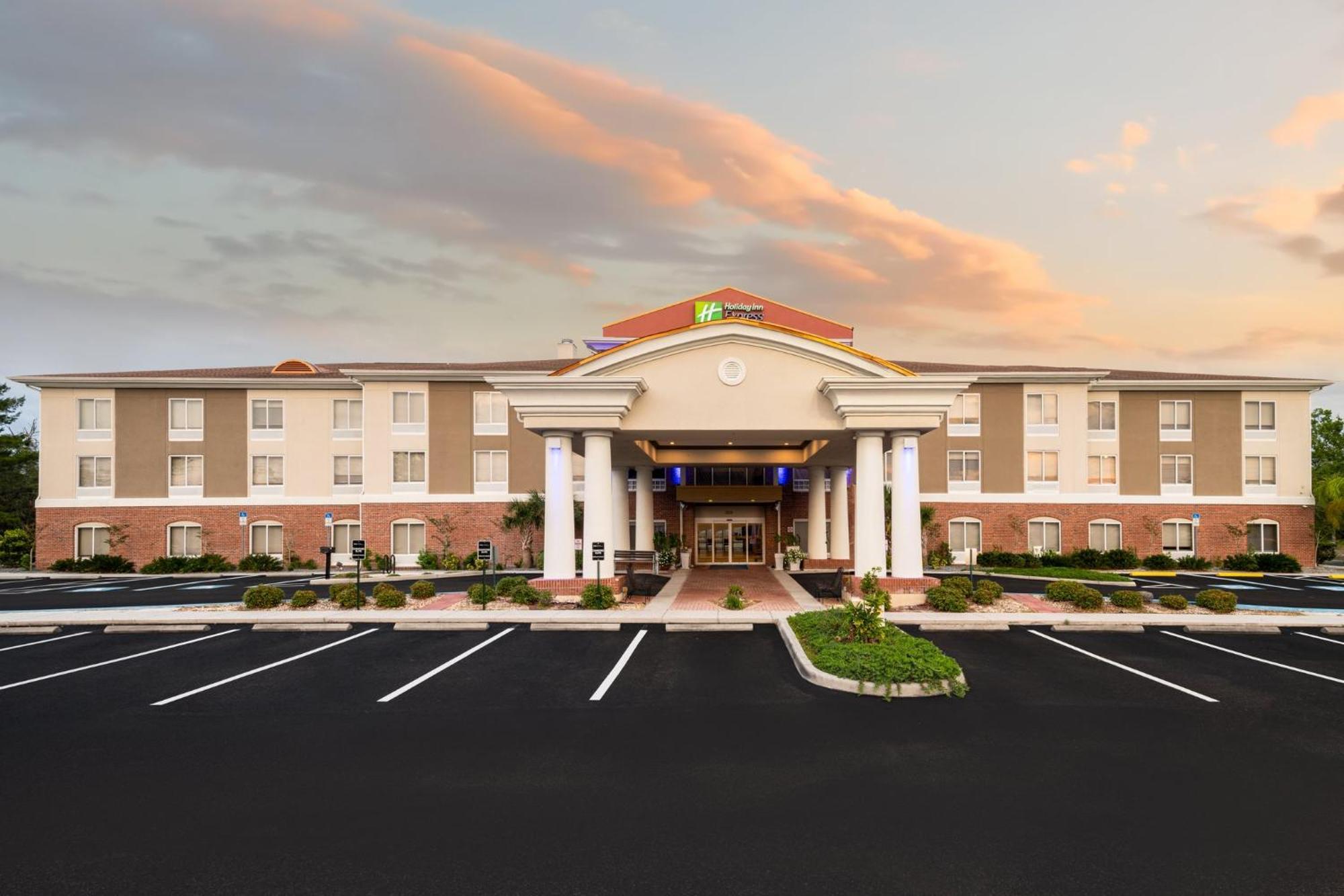 Holiday Inn Express - Spring Hill By Ihg Exterior foto